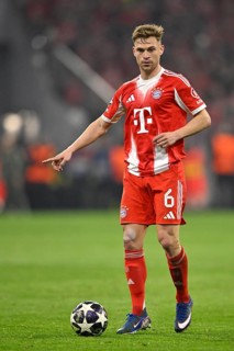Joshua Kimmich FC Bayern Munich FCB (06) Action on the ball Football UEFA Champions League CL