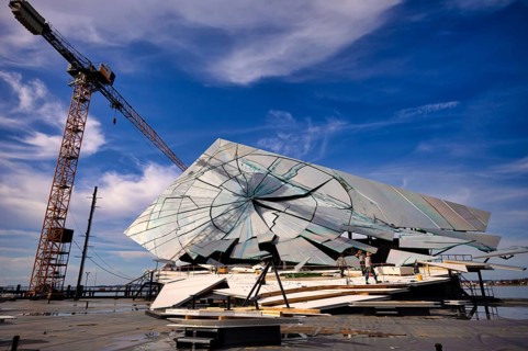Crane, stage, open-air stage, broken mirror, craftsman in front, construction work, for the opera