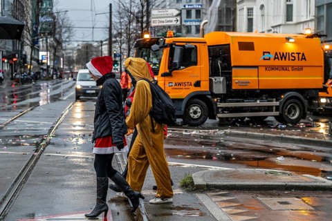 Sweeping on Rose Monday in Düsseldorf, the municipal utilities clean up after the train, confetti,
