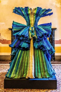 Oceano, sculpture made of pleated taffeta in various shades of blue, 1998, exhibition of