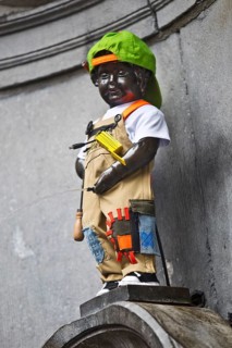 Bronze statue Manneken Pis by Jérôme Duquesnoy, fountain figure of a urinating boy in costume,