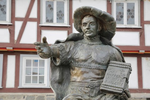 Philip the Magnanimous sculpture by Ewald Rumpf 2001, modern art, bronze sculpture, life-size,