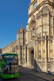 Double-decker bus, Tom Tower, Christ Church College, Oxford, England, Great Britain