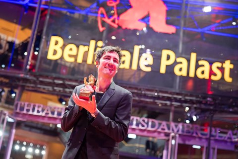 Ilker Çatak poses with the Golden Bear as director of the film Arctia flavia (Yellow Letters) for