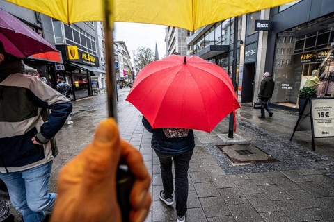 Passers-by in a pedestrian zone, Kettwiger Straße, rainy weather, with umbrella, city center,