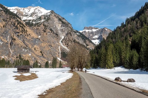Oytalstraße, Oytal, behind scratches and mountains of the Allgäu Alps, Oytalhaus, Oberstdorf,