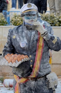 Els Enfarinats flour fight, rebels, armed with flour, eggs and firecrackers, take over the regiment