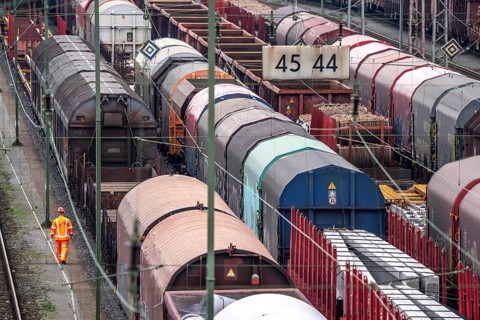 Shunters, check the assembled freight cars at the Hagen-Vorhalle marshalling yard, is one of the 9