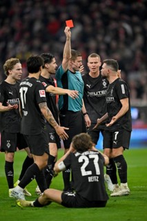 Scuffle, Referee Robert Schröder shows Rocco Reitz Borussia Mönchengladbach BMG (27) red card red
