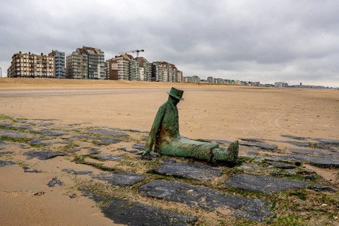 Art on the North Sea beach, in Knokke-Heist, La Mer, ce grand sculpteur, or The Sea, the Great
