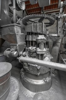Stamping machine with transmission drive for the production of zinc powder of a metal powder mill,