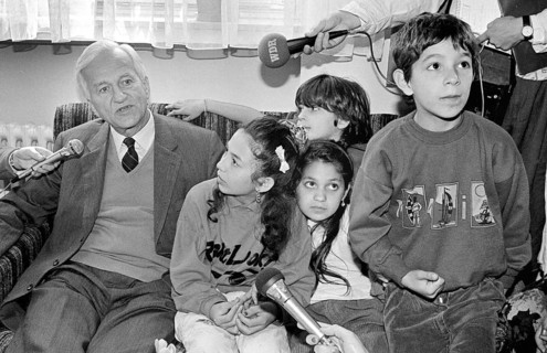 Cologne, DEU - 04.10.1991 - Federal President Richard von Weizsäcker sits next to a family's