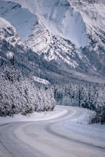 Winter road trip on the Icefields Parkway with lots of snow and ice, Banff National Park, Jasper