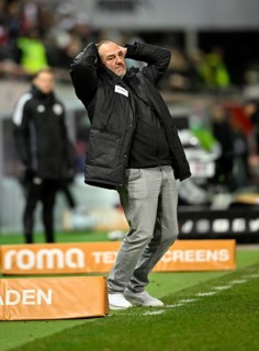 Coach Coach Frank Schmidt 1. FC Heidenheim 1846 FCH Disappointment disappointed after missed goal