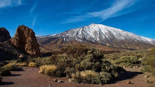 Roques de Garcia, hiking trail leads through landscape to snow-covered mountain, Teide, Parque
