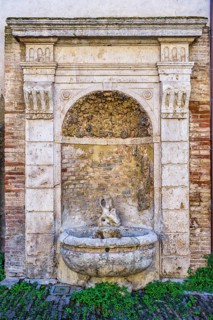 Historic fountain, Piazza del Duomo, Colle di Val d'Elsa, Tuscany, Italy