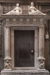 Entrance portal of the former Palazzo di Vincenzo or Palazzo Cicala, built in 1542, Piazza