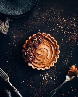 Delicious speculoos tart with a smooth, creamy filling, adorned with elegant chocolate decorations