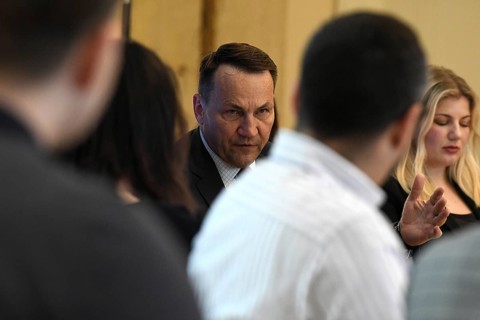 Polish Foreign Minister Radoslaw Sikorski discusses with Viadrina students at a joint event with