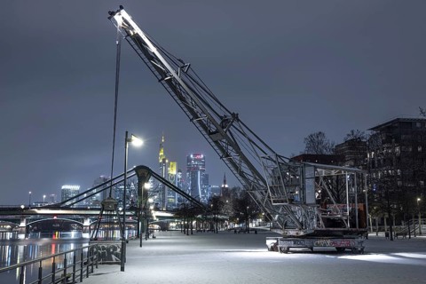 Snowfalls and freezing temperatures have transformed the banks of the Main and Frankfurt banking