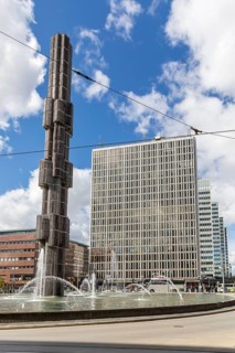 Glass obelisk artwork crystal — vertical accent i glas och stål at Sergels Torg Square in downtown