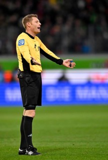 Referee Referee Christian Dingert Gesture Gesture Voith-Arena, Heidenheim, Baden-Württemberg,