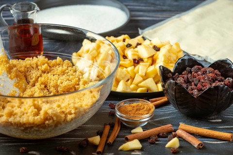 Apple pieces with baking ingredients such as cinnamon, raisins sugar, rum, bread crumbs