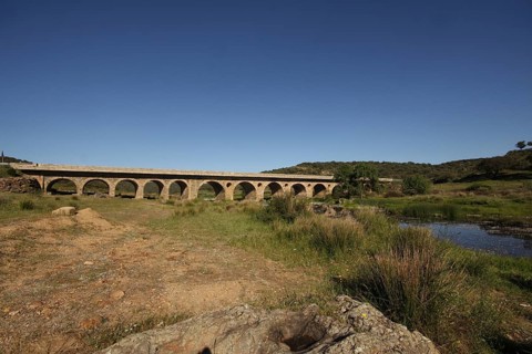Stone arch bridge over the Rio Almonte south of Torrejon El Rubio, Extremadura, Spain