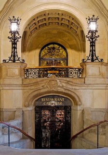 Columned hall with hallway leading to the Hamburg Parliament and hallway leading to the restaurant,