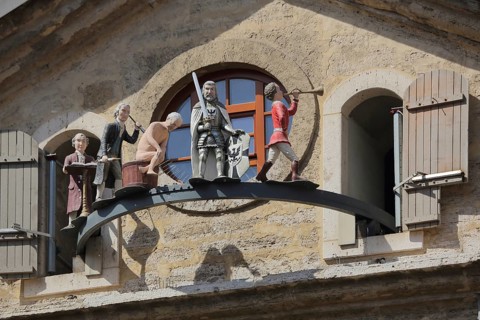 Glockenspiel with historical figures, trumpeter, knight, craftsman, clock game, town hall, Bad