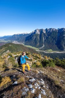 Mountaineers on a hiking trail, autumnal mountain landscape, ascent to the Große Arnspitze, view of