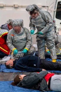Viewing of patients in front of decontamination of injured persons after an assumed accident with
