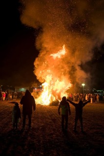 Spectators at a dunning fire at a rally of farmers and peasants against the German government's