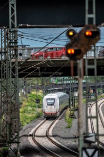ICE 4 train on the line between Bochum and Dortmund, near Dortmund-Marten, multi-lane line for