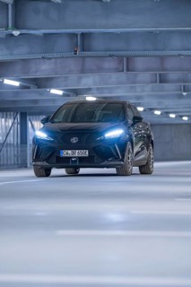 Black car with blue front lights in a multi-storey car park, e-car sharing, Deer Mobility, MG4,