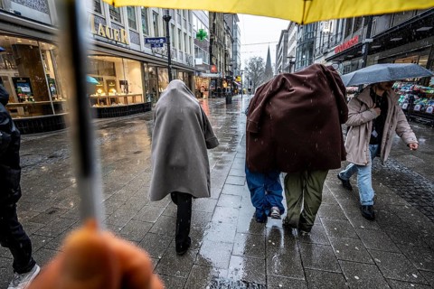 Passers-by in a pedestrian zone, Kettwiger Straße, young woman in rainy weather, without an