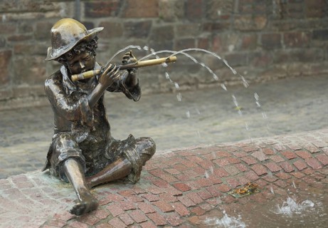 Flute player at the fountain, modern art, bronze, sculpture, jack with hat playing the flute,