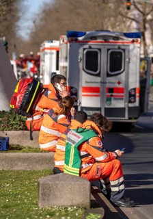 Rose Monday carnival parade in Düsseldorf, rescue workers at the Rose Monday parade, Johanniter