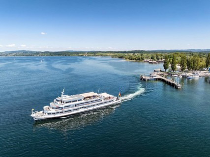 Luftbild vom Schiffanleger, Hafen von Unteruhldingen mit dem Passagierschiff, Kursschiff,
