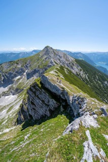 Two mountaineers on the hiking trail on the summit ridge of the Unnütz, behind Achensee, Unnütz