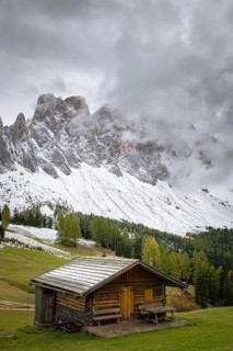 View of a part of the Geisler group from the Gampenwiese, in the foreground an alpine hut,