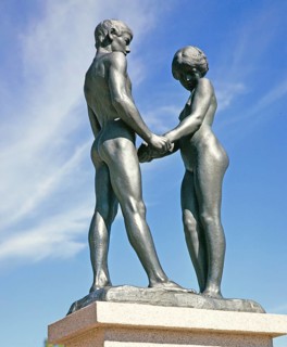 Ungdom", Jugend, Skulptur von Carl Eldh, nackte männliche und weibliche Figuren, Rottneros Park,