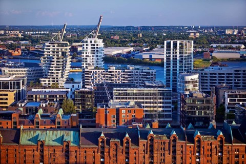 Stadtansicht von oben mit der Speicherstadt, der HafenCity mit moderner Architektur am Strandkai