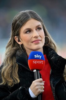 SKY presenter reporter Mara Mones in an interview microphone Mikro Logo iPortrait smiles soccer