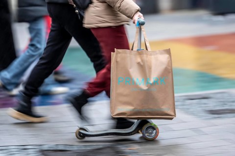 Pedestrian zone, passers-by hurrying, shopping between the years, exchanging, shopping bags,
