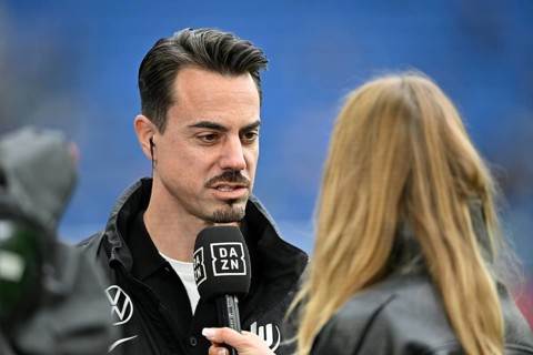DAZN presenter reporter Sylvia Walker, portrait in interview microphone micro logo Diego Benaglio