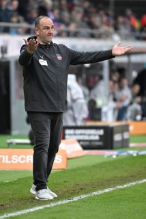 Coach Coach Frank Schmidt 1. FC Heidenheim 1846 FCH on the sidelines gesture gesture soccer
