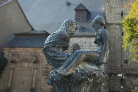 Sculpture at the fountain by Bernd Göbel 1990, modern art, bronze sculpture, city history,