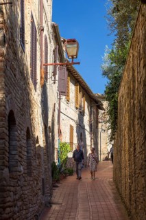 Narrow alleyways in the medieval town of San Gimignano, province of Siena, Tuscany, Italy