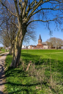 The place Grieth on the Lower Rhine, belongs to Kalkar, Hanseatic city, path in the Rhine meadows,